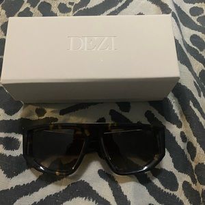 Dezi “Backtrack” Sunglasses in Tort